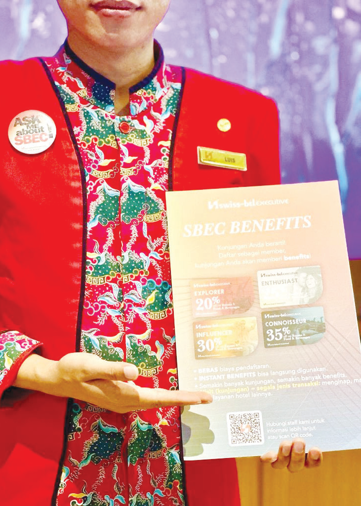 Staff Swiss-Belhotel Kendari menunjukan SBEC Benefits yang menawarkan berbagai keuntungan bagi penggunanya (Swiss -Belhotel Kendari)