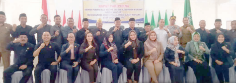 Bupati Konawe, Kery Saiful Konggoasa (berdiri, tujuh dari kanan), Sekab Konawe Ferdinand Sapan (berdiri, tiga dari kanan), foto bersama dengan anggota DPRD Konawe, usai rapat paripurna penyampaian AMJ Bupati Konawe Kery Saiful Konggoasa, Selasa (1/8)