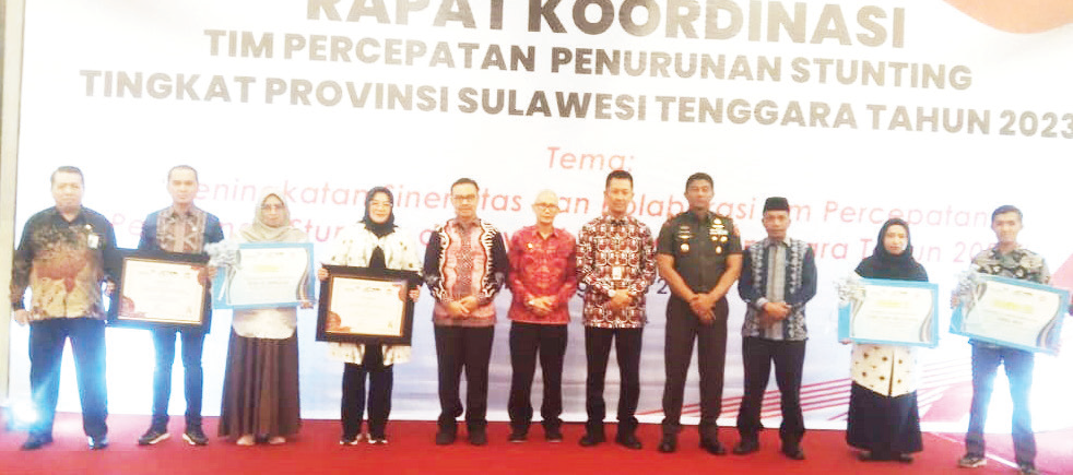 Kepala BKKBN RI disamping kiri Wakil Gubernur pose bersama pemenang desa juara yang diselenggarakan oleh BKKBN, kemarin mereka menerima hadiah di sela sela rapat.