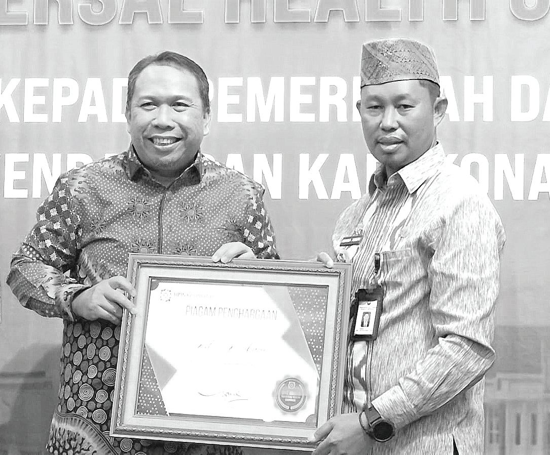 Pj Wali Kota Kendari, Asmawa Tosepu menerima penghargaan UHC dari BPJS Kesehatan.
