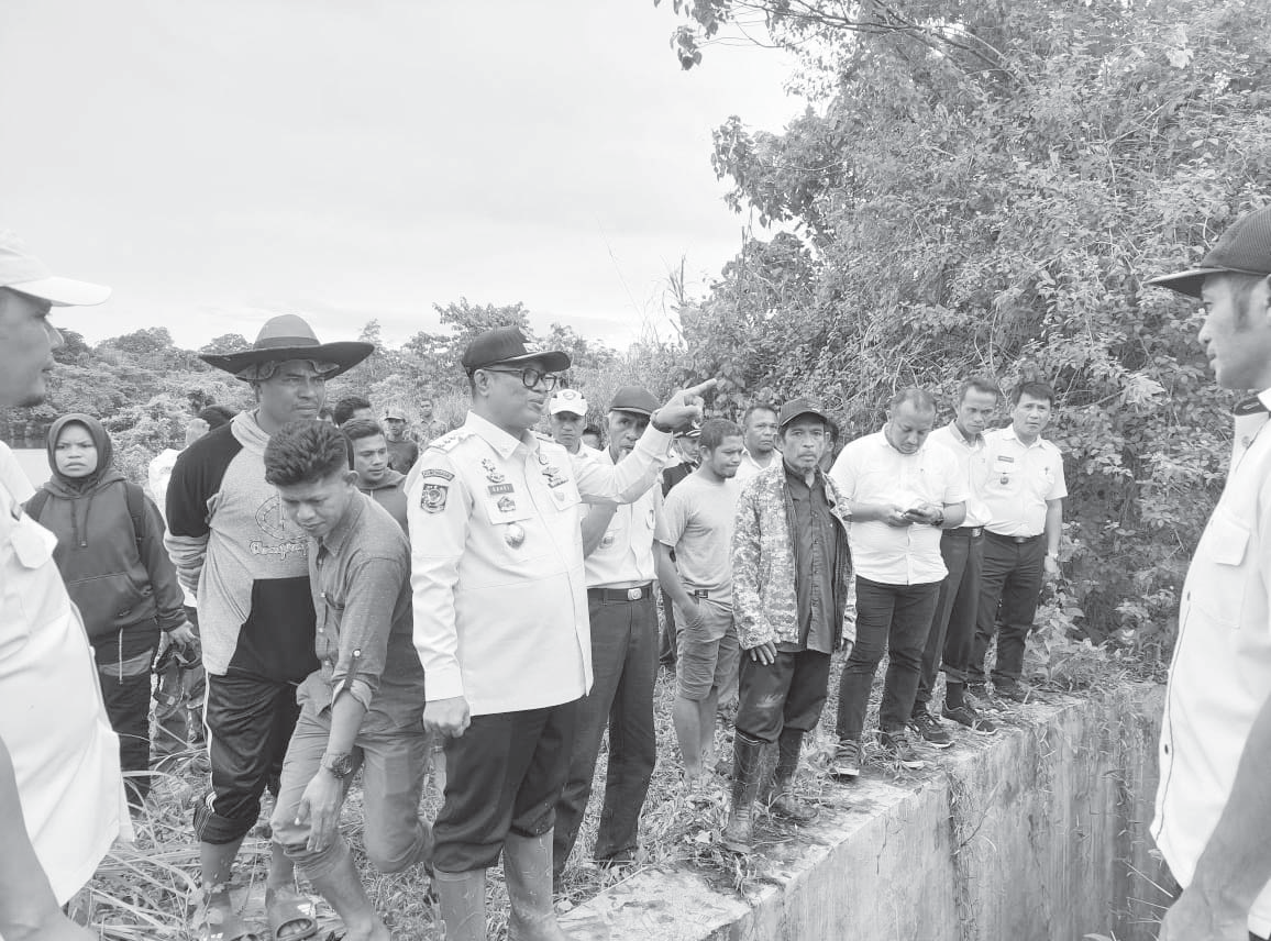 Pj Bupati Mubar, Bahri saat meninjau salah satu saluran irigasi yang ada di Mubar. (Foto: Dokumentasi Akhirman/Kendari Pos)