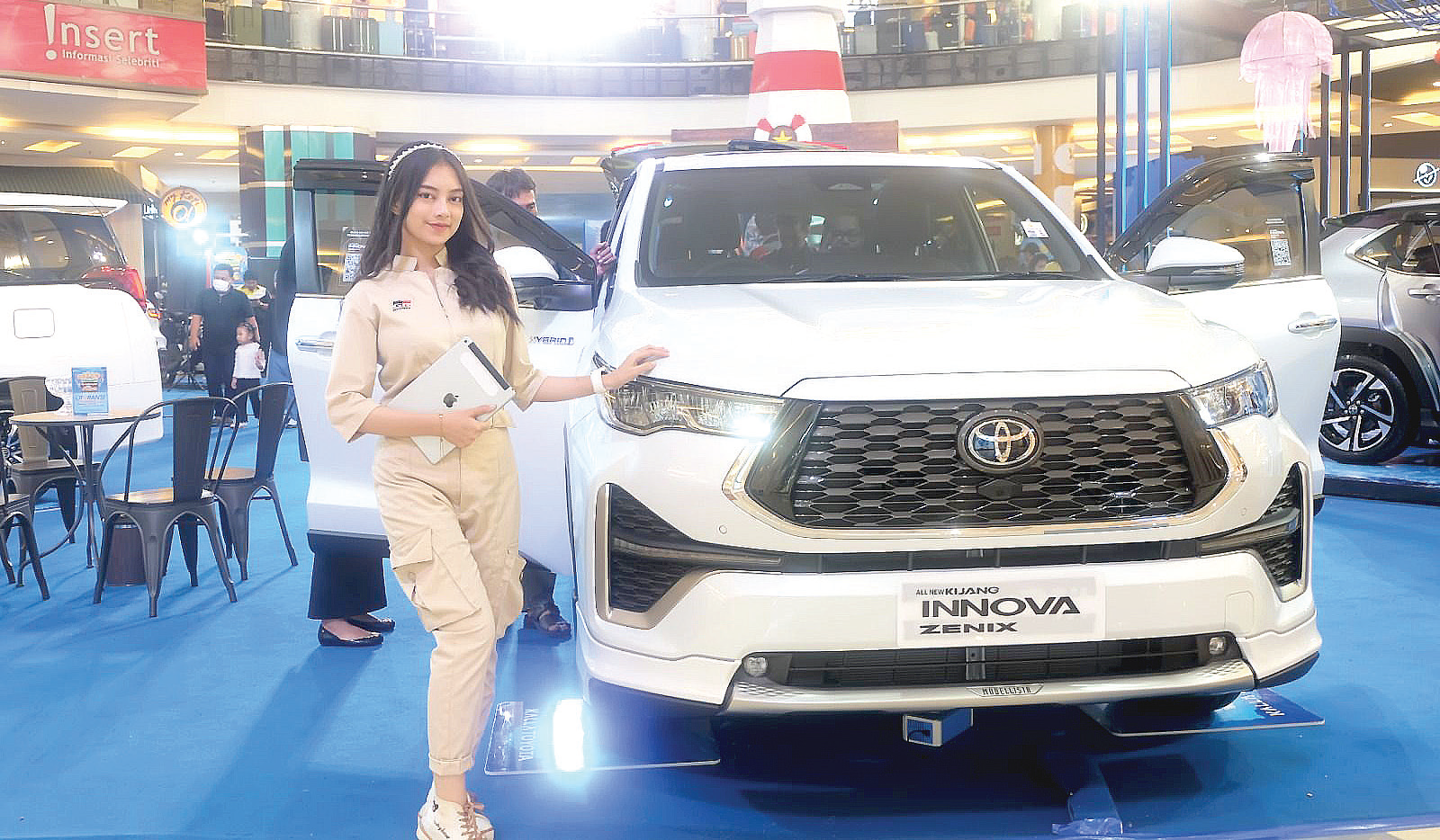 Usher sedang berfoto bersama Toyota All New Kijang Innova Zenix di Atrium Trans Studio Mal beberapa waktu lalu. (Kalla Toyota for Kendari Pos)