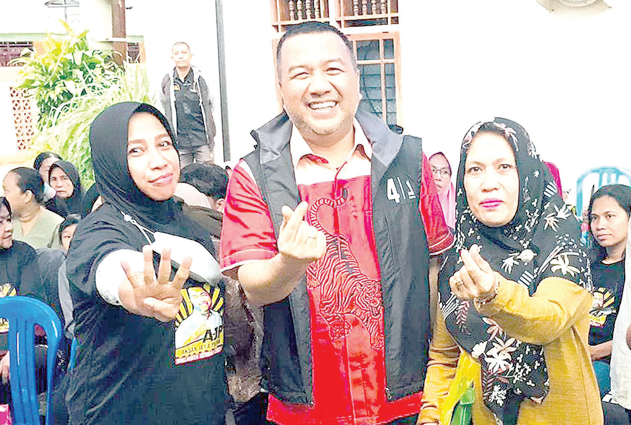 Bersama warga: Ketua Fraksi Golkar DPRD Sultra, Aksan Jaya Putra (tengah) pose bersama warga dalam suatu kegiatan baru-baru ini. Dalam setiap kunjungannya di berbagai lokasi di Kota Kendari, AJP selalu mendapat sambutan hangat masyarakat (Muh Abdi Asma ul/Kendari Pos)