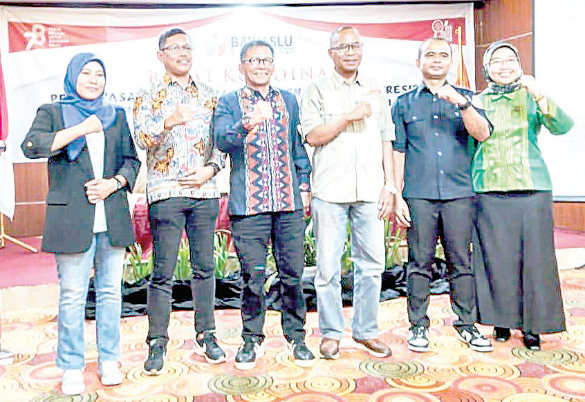 Kepala Kesbangpol Kota Kendari, Junaidin Umar (tiga dari kiri) foto bersama Ketua Bawaslu Kota Kendari, Sahinuddin beserta jajaran usai penandatangan pakta integritas pengawasan pemilu, kemarin. (Agus Setiawan/Kendari Pos)