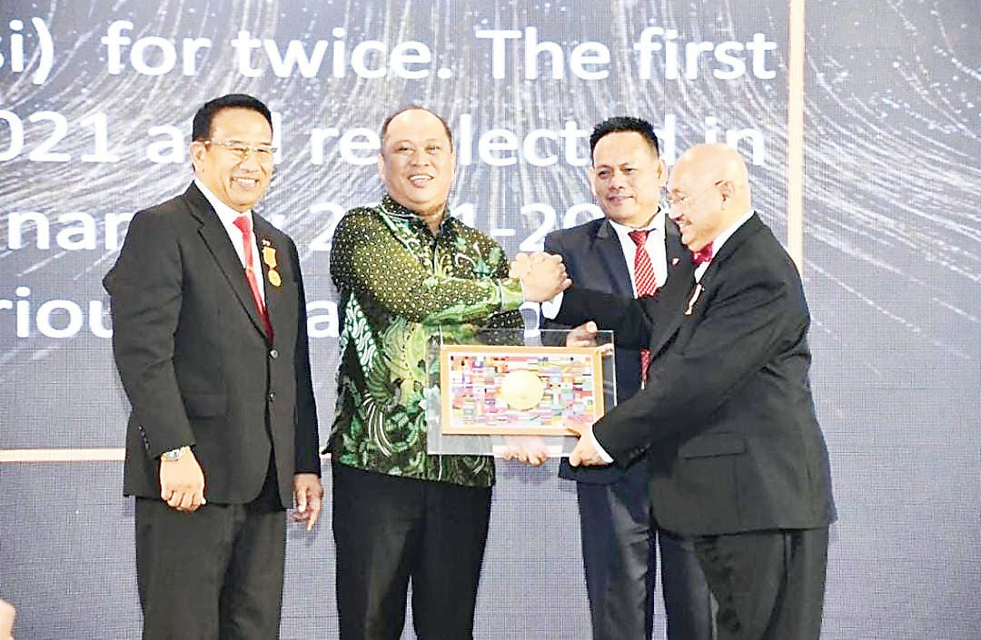 Presiden WPO Bambang Herry Purnomo (Kanan) saat menyerahkan piagam World Peace Award 2023 kepada Bupati Konawe Utara Ruksamin (Kedua dari kiri).