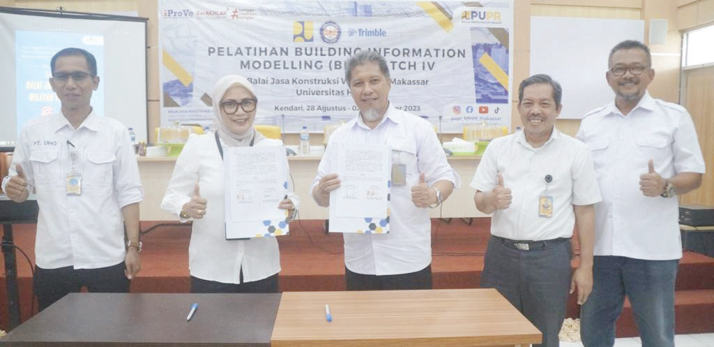 Foto bersama Dekan FT UHO, Dr.Edward Ngii, ST.,MT (tiga dari kanan), Wakil Dekan Bidang Kemahasiswaan dan Alumni FT UHO, Dr. Ir. Adris A.Putra, S.T., M.T (pertama dari kiri) dan Kepala Balai Jasa Konstruksi Wilayah VI Makassar Siti Nurrusiah, S.T., M.T (dua dari kiri) usia MoU. (Ewin Endang Sahputri/Kendaripos)