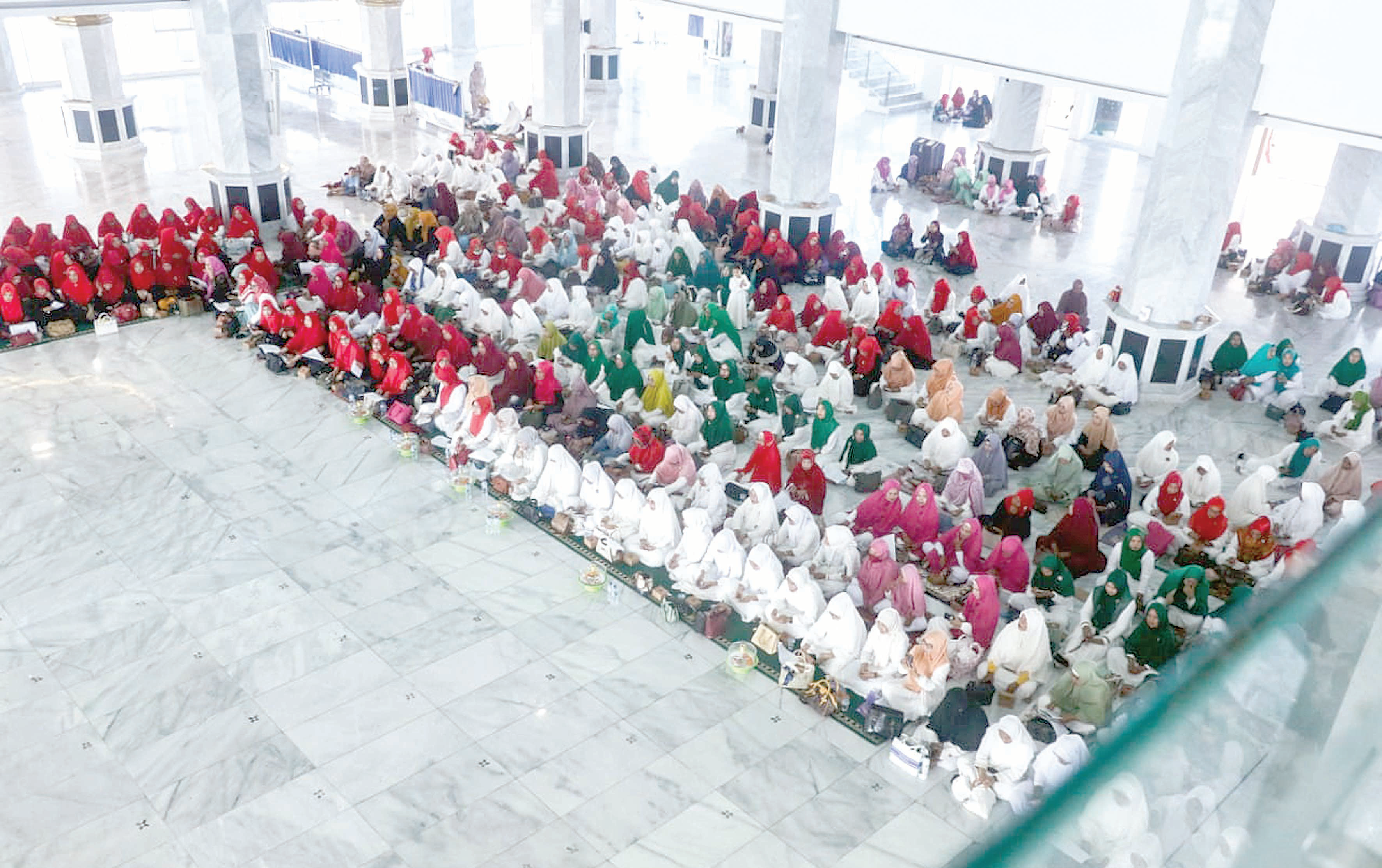 Suasana zikir akbar kebangsaan di Masjid Al Alam Kendari, kemarin. Kegiatan ini diikuti pejabat, AS N Pemkot Kendari, dan masyarakat umum