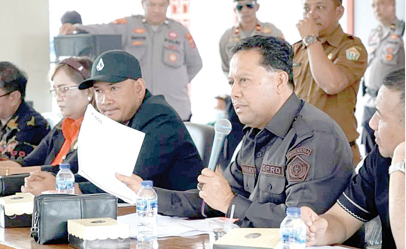 RAPAT DENGAR PENDAPAT : Ketua Komisi III DPRD Sultra Suwandi Andi saat memimpin RDP terkait tuntutan asosiasi pekerja tambang di gedung Sekretariat DPRD Sultra kemarin. (KAMALUDDIN/KENDARI POS)