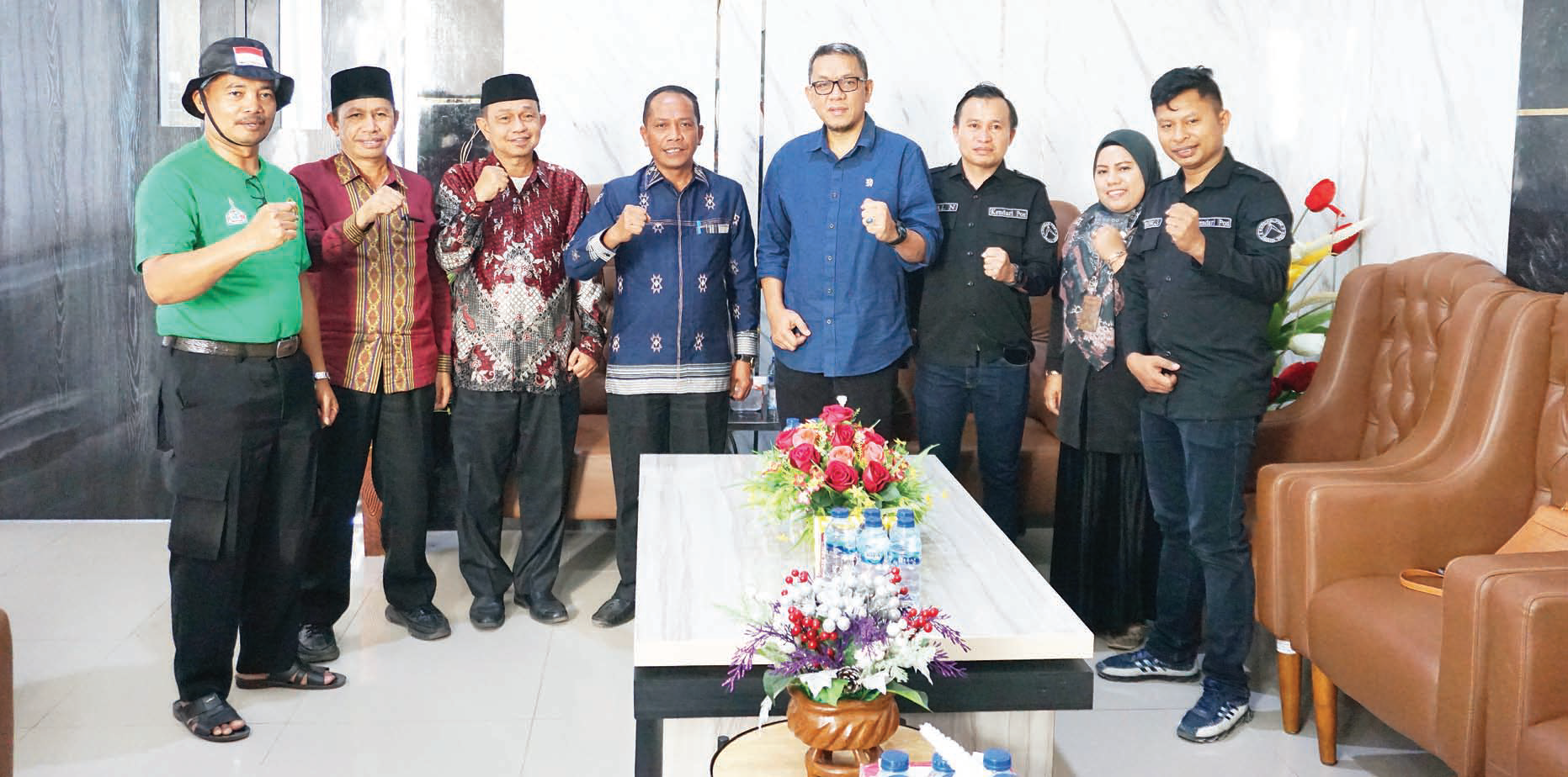 Kepala Kanwil Kemenag Sultra di dampingi jajaran, bersama Direktur Kendari Pos Irwan Zainuddin (4 dari kanan) yang juga didampingi jajarannya diskusi di Kanwil Kemenag Sultra, Rabu (30/8), kemarin. (MUH ABDI ASMAUL AMRIN/KENDARI POS)