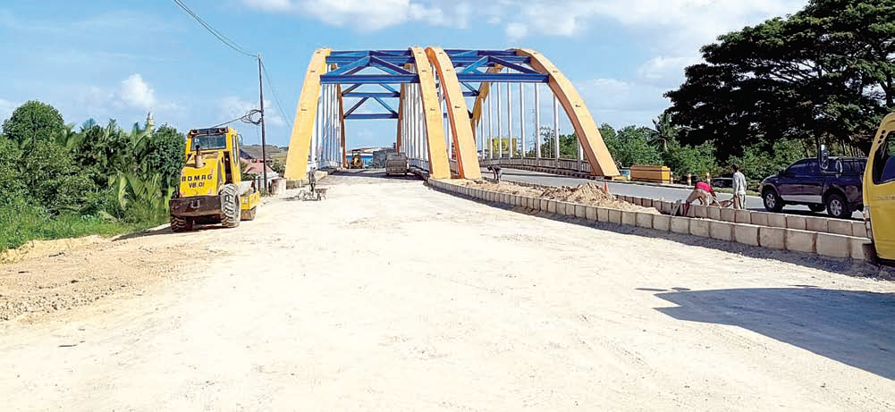 JEMBATAN KUNING : Pengerjaan jembatan pasar baru sudah mencapai 87 persen. Ditargetkan, September bisa dirampungkan. (KAMALUDDIN/KENDARI POS)