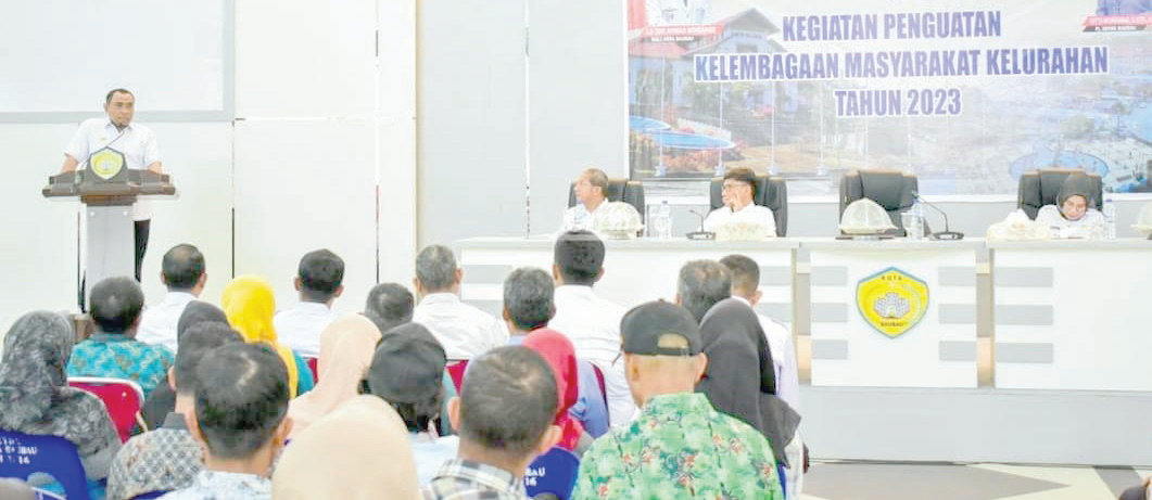 PENGUATAN PERAN : Wali Kota Baubau, La Ode Ahmad Monianse ketika memberikan sambutan dan pengarahan dalam kegiatan penguatan kelembagaan masyarakat kelurahan, kemarin. (DISKOMINFO KOTA BAUBAU FOR KENDARI POS)