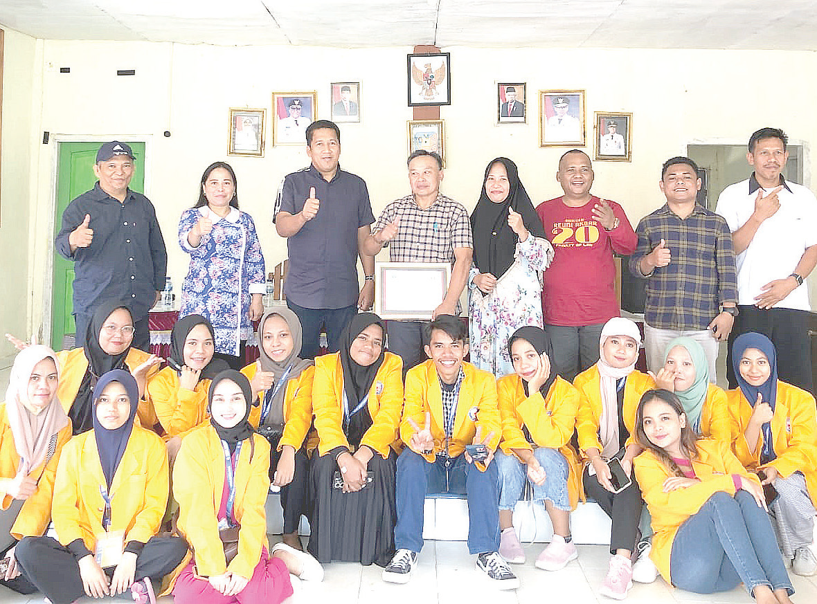 Foto bersama Dekan FH UHO, Dr. Herman, (tiga kiri) selaku Ketua Tim Dosen Pembimbing Lapangan, bersama para anggota DPL, diantaranya adalah Wakil Dekan II FH UHO, Dr. Sitti Aisah Abdullah (dua kiri), Dr. Safril Sofwan Sanif (kiri), serta mahasiswa FH yang mengikiti PKM terintegrasi KKN Tematik di Desa Lebo Jaya, Kecamatan Konda, Konawe Selatan. (Tim DPL KKN Tematik FH UHO for Kendari Pos)