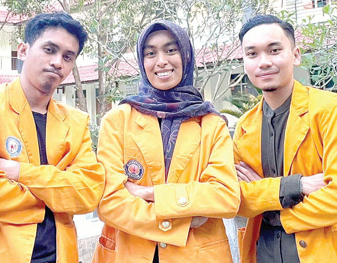 Ketiga Mahasiswa FMIPA UHO yang berhasil meraih juara satu di Universitas Pattimura dalam Lomba Karya Tulis Ilmiah. (UHO for Kendari Pos)