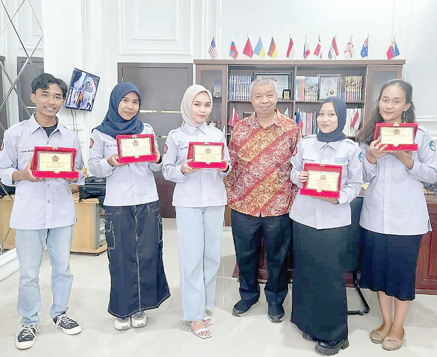 Rektor, Prof. Dr. H. Andi Bahrun (tiga dari kanan) saat melepas mahasiswa yang mengikuti Program Pertukaran Mahasiswa Merdeka Batch 3 (PMM). (Ewin Endang Sahputri/Kendari Pos)