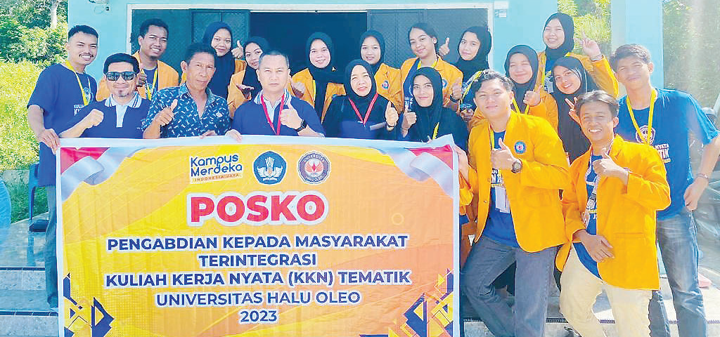 Foto Bersama Ketua Tim KKN Tematik Dr. Adrian Tawai S.Sos., M.Si (tiga dari kiri) saat di Desa Tapulaga bersama mahasiswa KKN Tematik UHO. (Humas UHO for Kendari Pos)