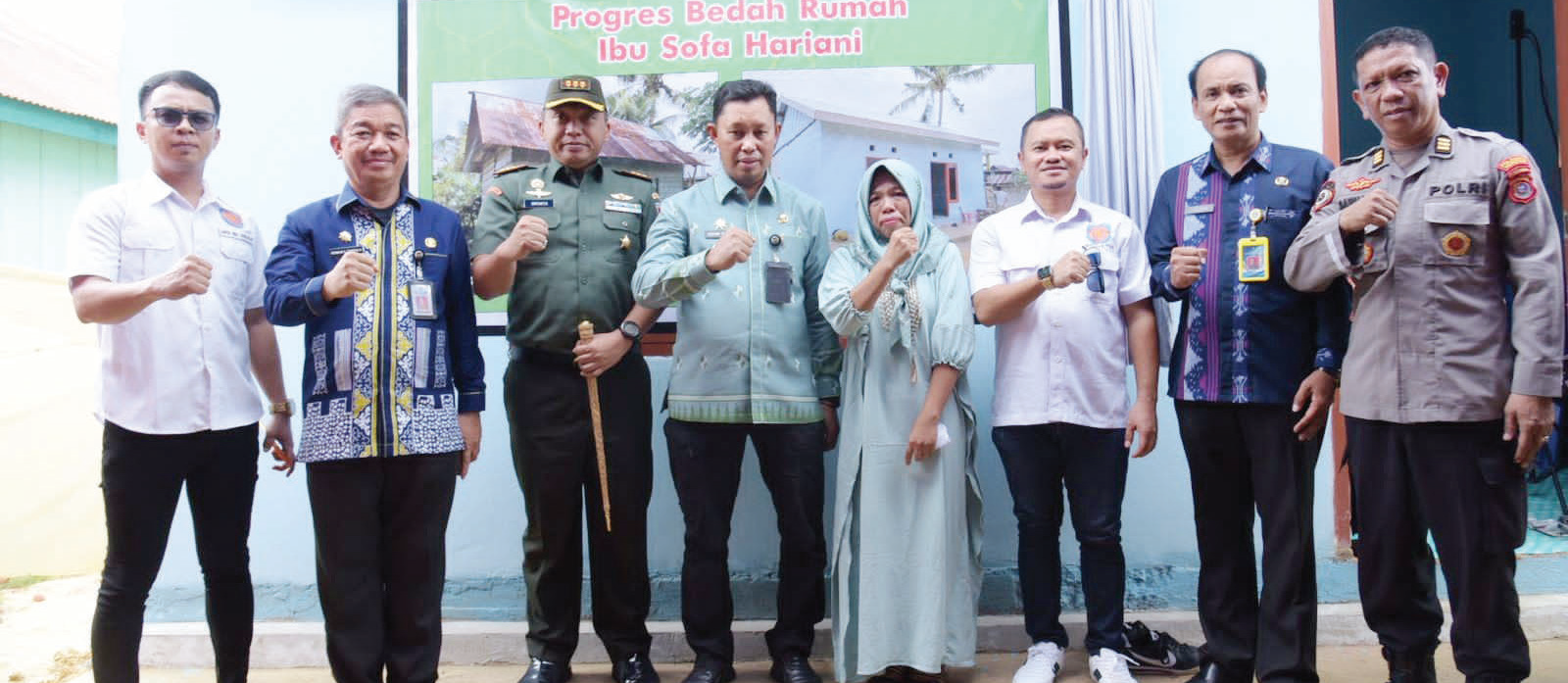 Pj. Wali Kota Kendari, Asmawa Tosepu (empat dari kiri) bersama Forkopimda dan warga penerima bantuan bedah rumah.