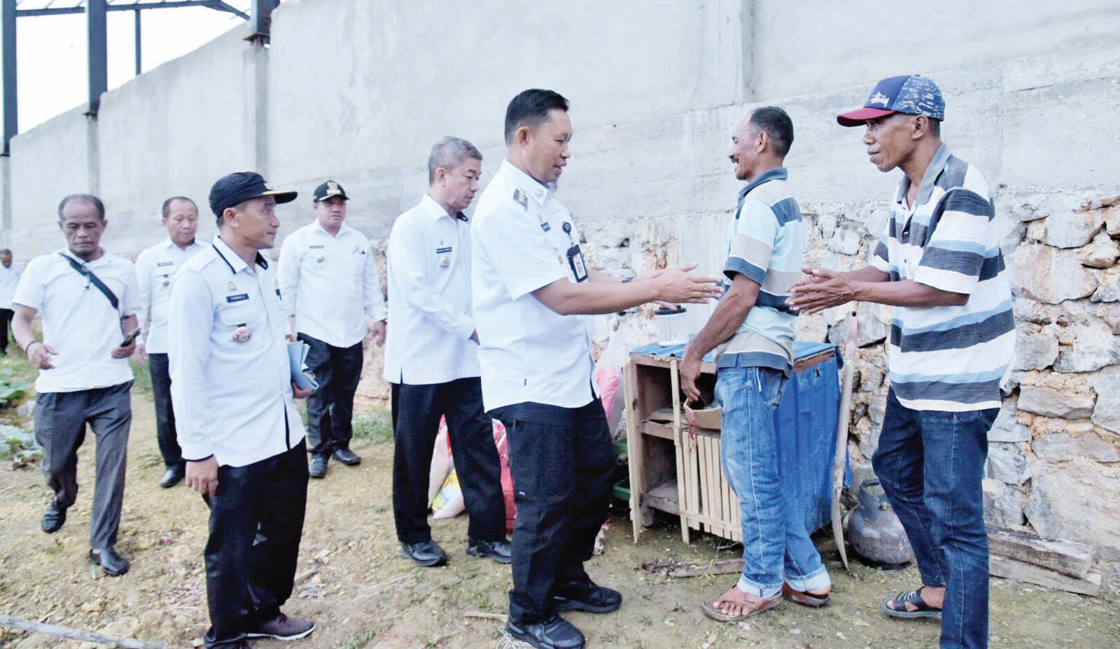 Korban puting beliung mendapatkan bantuan sosial dari Pemkot Kendari. Pj Wali Kota Kendari Asmawa Tosepu menyerahkannya secara langsung.