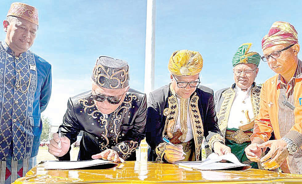 Bupati Konawe, Kery Saiful Konggoasa dan Pj Bupati Mubar Bahri, saat penandatanganan MoU terkait suplai komoditas pertanian, 3 Maret 2023.