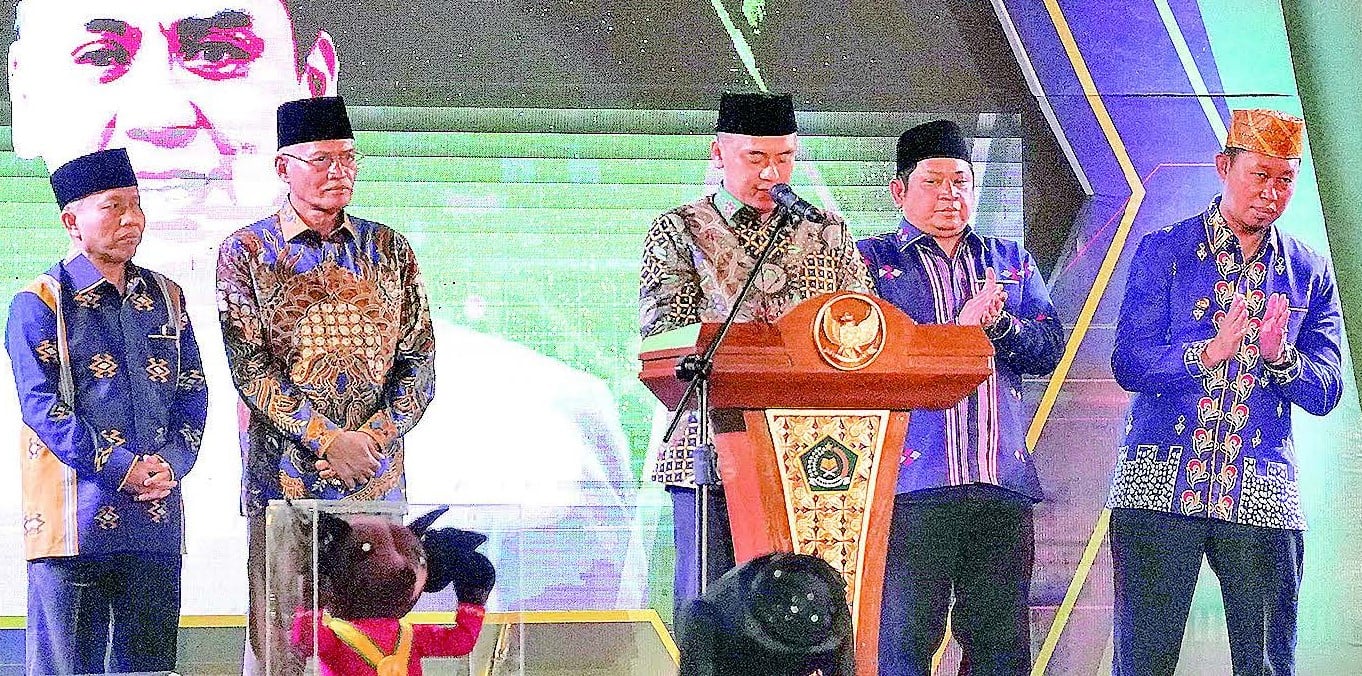 Wakil Menteri Agama, Saiful Rahmat Dasuki (tengah) membuka Kompetisi Sains Madrasah (KSM) ke-19 tingkat nasional di Kota Kendari, Minggu (3/9), malam. Turut mendampingi Pj.Wali Kota Kendari, Asmawa Tosepu (kanan) dan Sekda Sultra, Asrun Lio (2 dari kiri). (MUH.ABDI ASMAUL AMRIN / KENDARI POS)