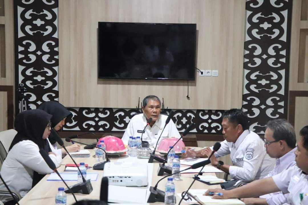 TINGKATKAN LAYANAN: Bupati Kolaka, H. Ahmad Safei (tengah) saat memimpin rapat tentang kapasitas pelayanan kesehatan di kantor Dinas Kesehatan. (ZULFADLY NUR/ KENDARI POS)