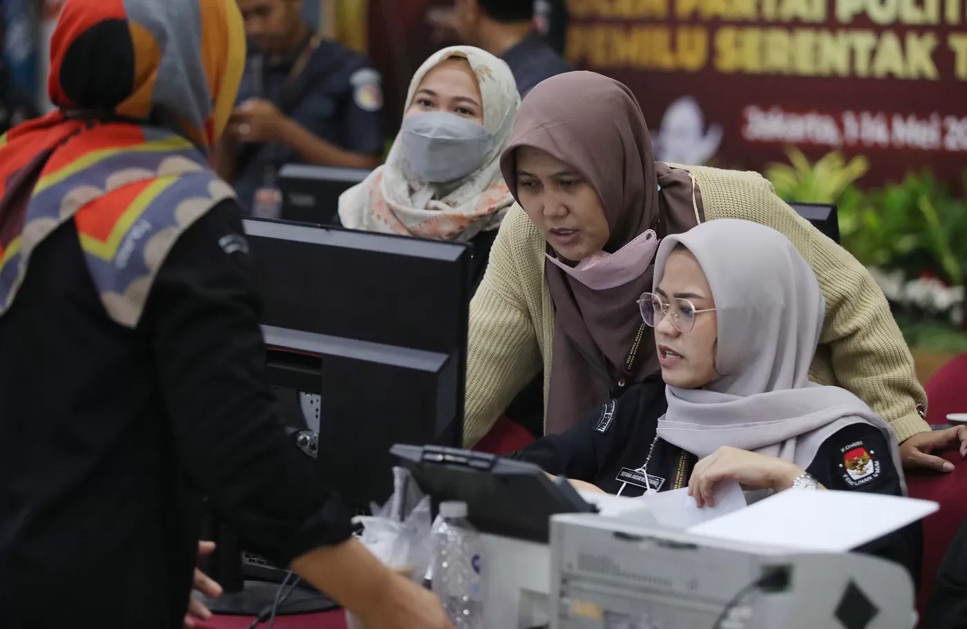 Petugas KPU Pusat memverifikasi berkas pengajuan bakal calon legislatif (bacaleg) Pemilu 2024 di Kantor KPU Pusat, Jakarta. FOTO : FEDRIK TARIG (Fedrik Tarigan/ Jawa Pos )