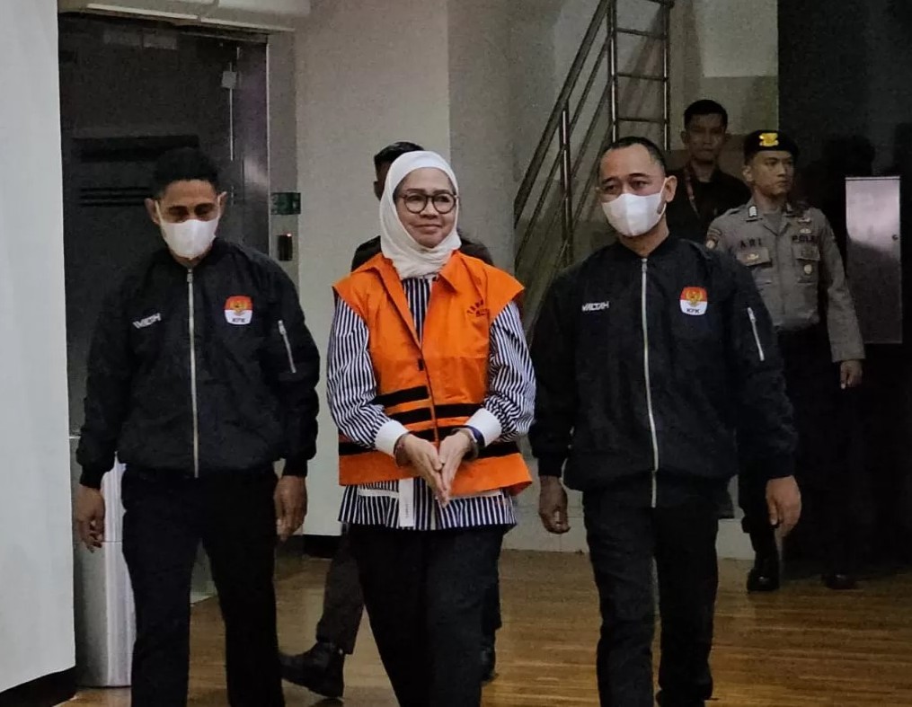 Mantan Direktur Utama PT Pertamina Galaila Karen Kardinah alias Karen Agustiawan mengenakan rompi tahanan KPK, di Gedung KPK, Jakarta, Selasa (19/9).(Istimewa)