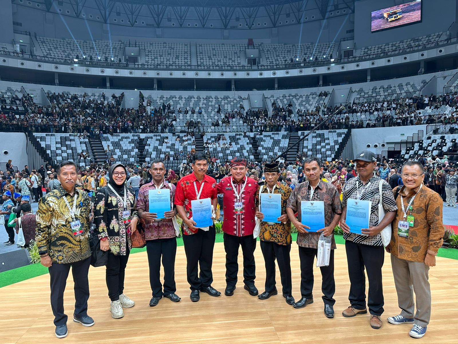 Pj Gubernur Sultra, Andap Budhi Revianto (tengah) bersama perwakilan masyarakat Sultra yang menerima SK Biru TORA dari Presiden Jokowi, di Stadion Gelora Bung Karno, Jakarta, Senin (18/9), kemarin. (IST)