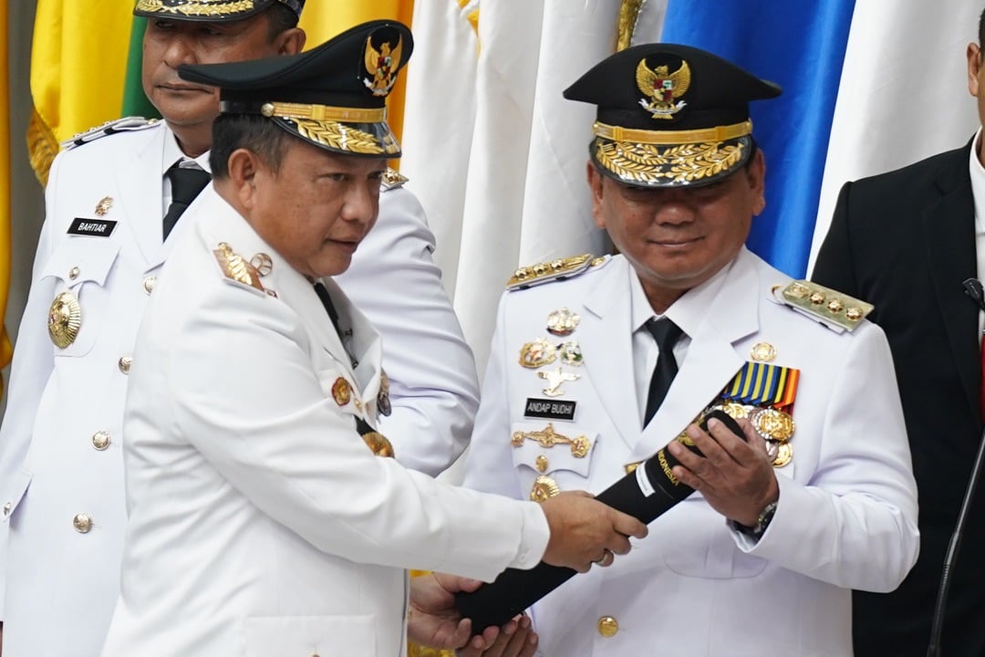 Pj.Gubernur Sultra, Komjen Pol (Purn) Andap Budhi Revianto (kanan) dilantik Menteri Dalam Negeri (Mendagri) Tito Karnavian di Gedung Kemendagri, Jakarta, Selasa (5/9), kemarin. (PEMPROV SULTRA)