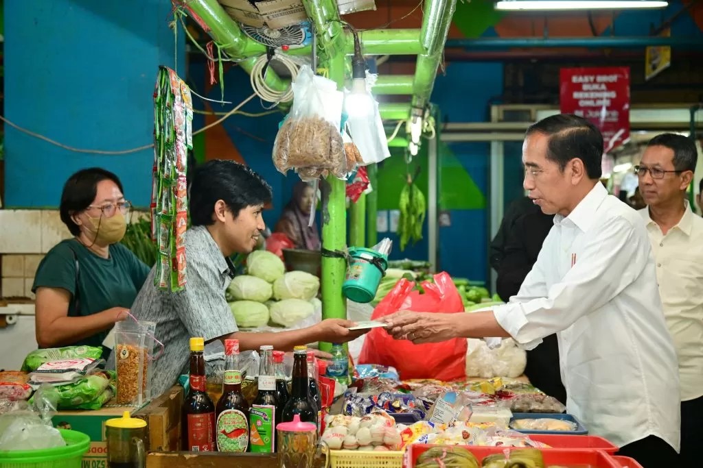 Presiden Joko Widodo (Jokowi) meninjau harga dan pasokan sejumlah komoditas pangan di Pasar Jatinegara, Jakarta Timur, Selasa (19/9), kemarin.(Biro Setpres)