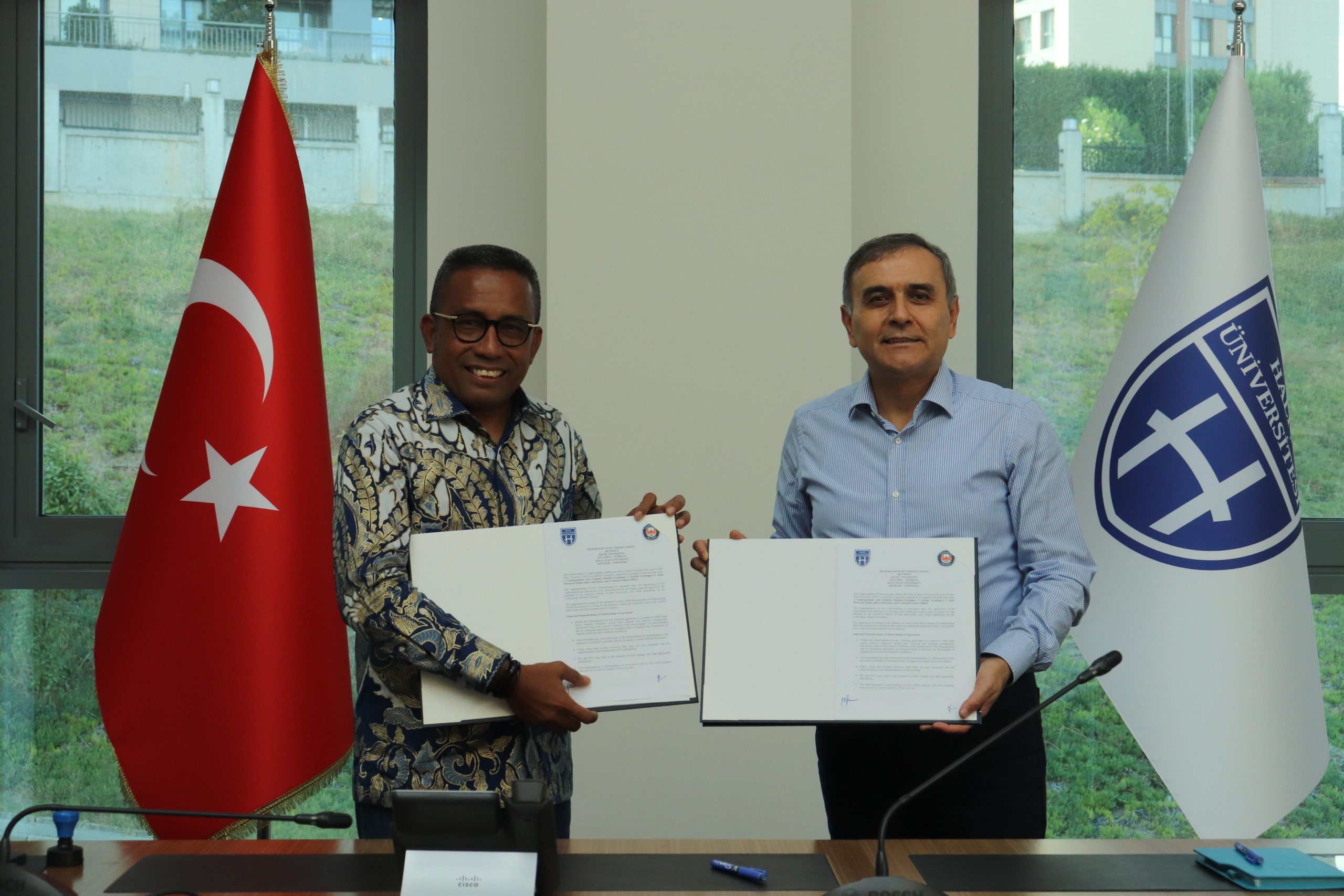 Rektor UHO, Prof. Zamrun (kiri) dan Rektor Haliç University, Prof. Dr. Zafer Utlu (kanan) menunjukkan MoU kerja sama internasional di Istanbul, Turki.
