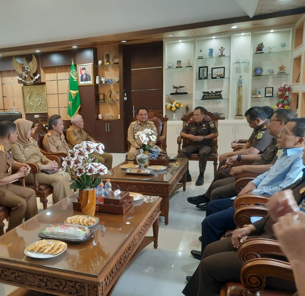 Kepala Kejati Sultra, Dr.Patris Yusrian Jaya bersama jajarannya menyambut kunjungan Pj.Gubernur Sultra Komjen Andap Budhi Revianto yang didampingi Sekda Sultra Asrun Lio di kantor Kejati Sultra, Selasa (12/9), kemarin. (RAHMA SAFITRI / KENDARI POS)