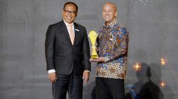 Direktur Finance & Strategy PT Bank Syariah Indonesia Tbk (BSI) Ade Cahyo Nugroho (kanan) menerima penghargaansebagai “Bank Dengan Pertumbuhan Laba Tertinggi” dalam ajang DETIK AWARDS 2023: Adapt and Transform to an Era of Change, Kamis (20/9).