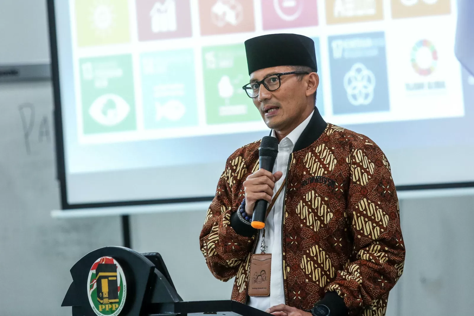 Menteri Pariwisata dan Ekonomi Kreatif (Menparekraf) Sandiaga Uno menjadi pembicara saat mengisi Seminar Nasional dan Temu Tokoh Wanita Pemersatu Bangsa di Gedung DPP PPP, Jakarta, Senin (31/10/2022). Seminar Nasional itu bertajuk 'Optimalisasi Peta Jalan Gerakan Politik Perempuan Menuju Sukses Pemilu 2024. (Foto: Dok. Jawa Pos)