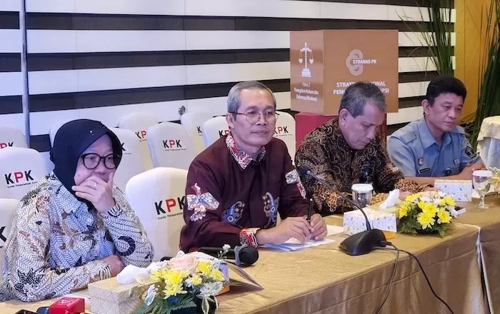 (Kedua dari kanan) Koordinator Pelaksana Stranas PK Pahala Nainggolan bersama Wakil Ketua KPK Alexander Marwata dan Menteri Sosial (Mensos) di Gedung Pusat Edukasi Antikorupsi KPK, Jakarta. (Foto: JPG)