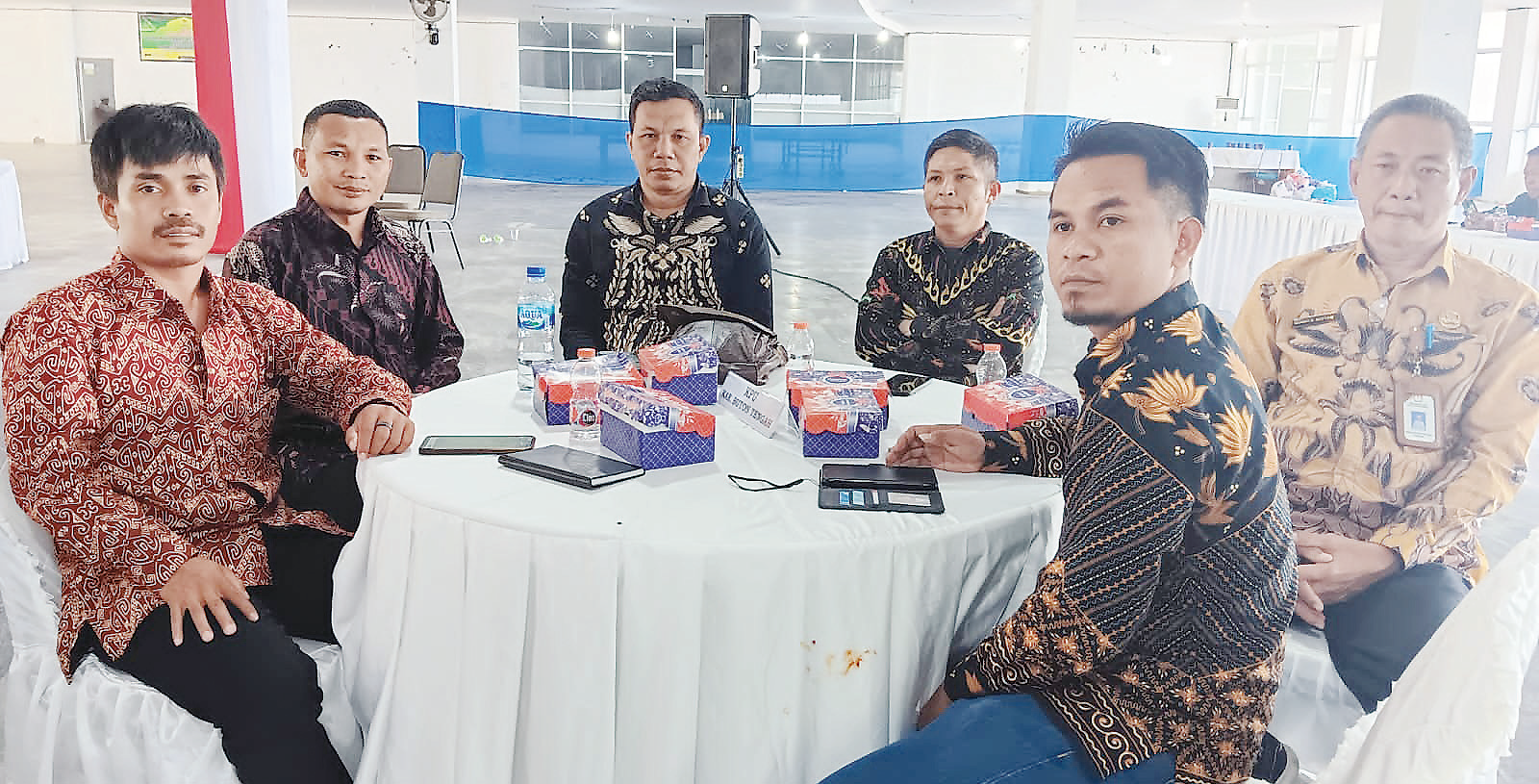 Ketua KPU Buteng, La Ode Abdul Jinani (tiga kiri) bersama anggota KPU Buteng mengikuti kegiatan bimtek di Kabupaten Kolaka, beberapa waktu lalu. (KPU BUTENG FOR KENDARI POS)