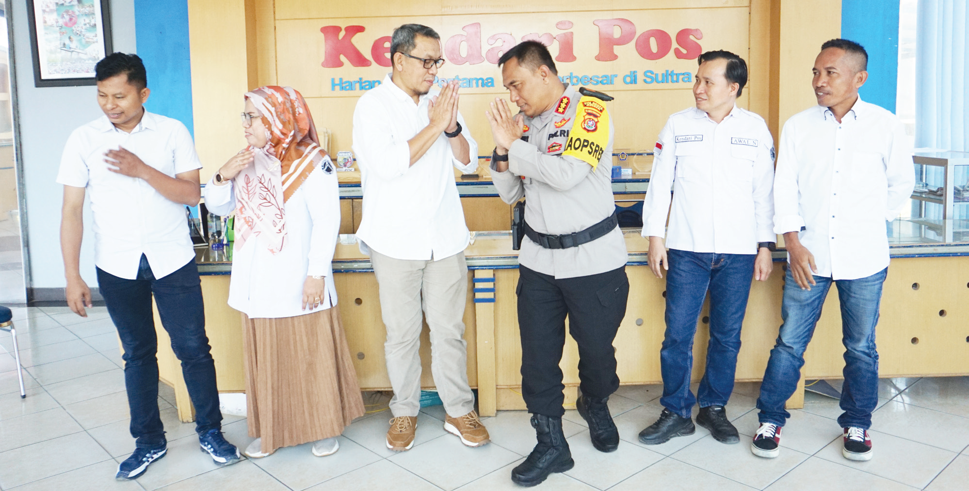 Direktur Kendari Pos Irwan Zainuddin (tiga kiri) dan Kapolresta Kendari Kombes Pol. Muhammad Eka Fathur Rahman bersama jajaran manajemen Kendari Pos.