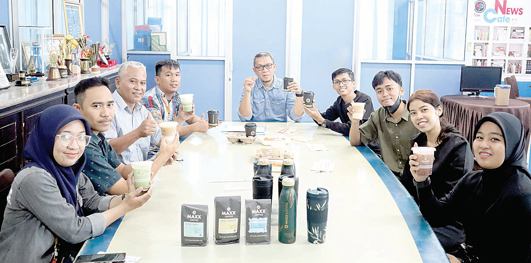 KOPI : Direktur Kendari Pos Irwan Zainuddin (tengah), Supevisior Maxx Coffee Ikhsan (empat dari kanan) foto bersama di tengah diskusi santai, di Graha Pena Kendari Pos, Kamis (7/9). (MUHAMMAD ABDI ASMAUL AMRIN/KENDARI POS)