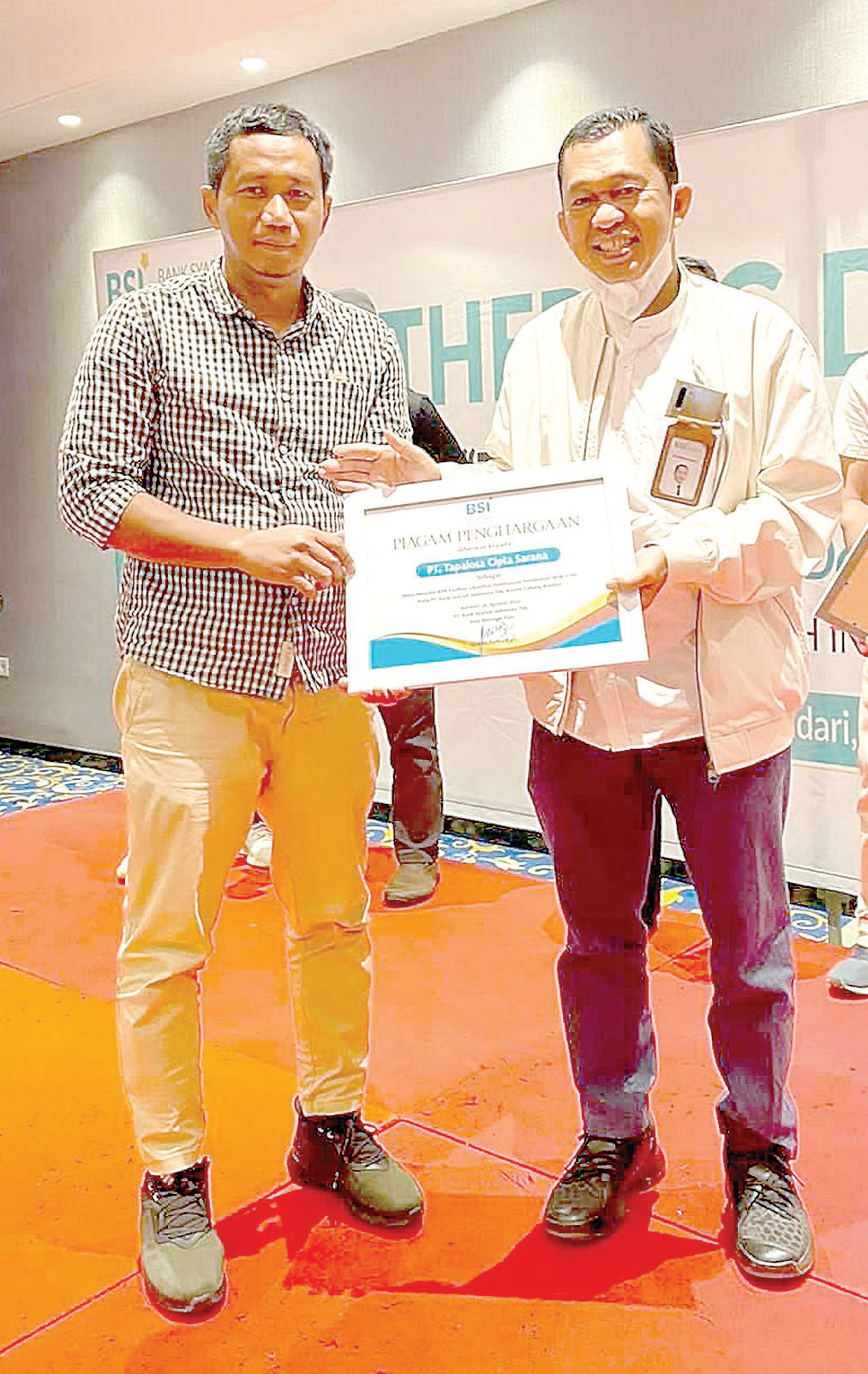 Sukardi Abu menerima penghargaan mitra terbaik BSI.