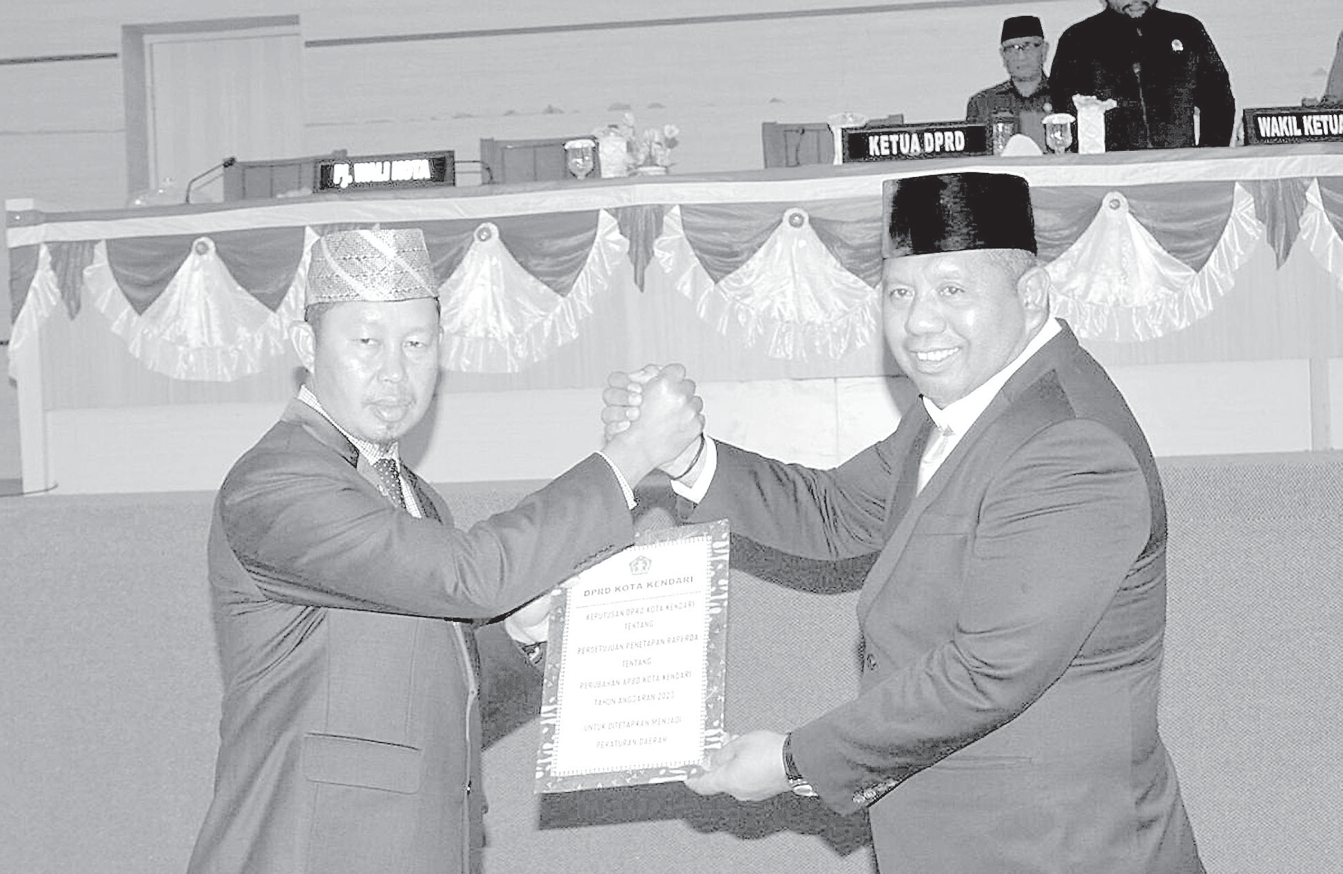 SINERGI: Pj Wali Kota Kendari, Asmawa Tosepu menyerahkan Raperda Pembentukan OPD baru kepada Ketua DPRD Kendari, Subhan.