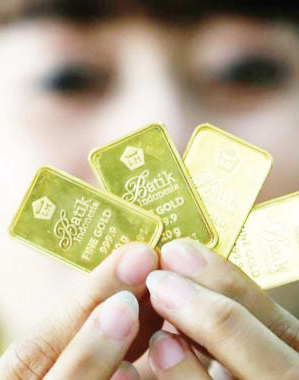 Harga emas 24 karat cetakan Antam dan UBS. (jpnn)