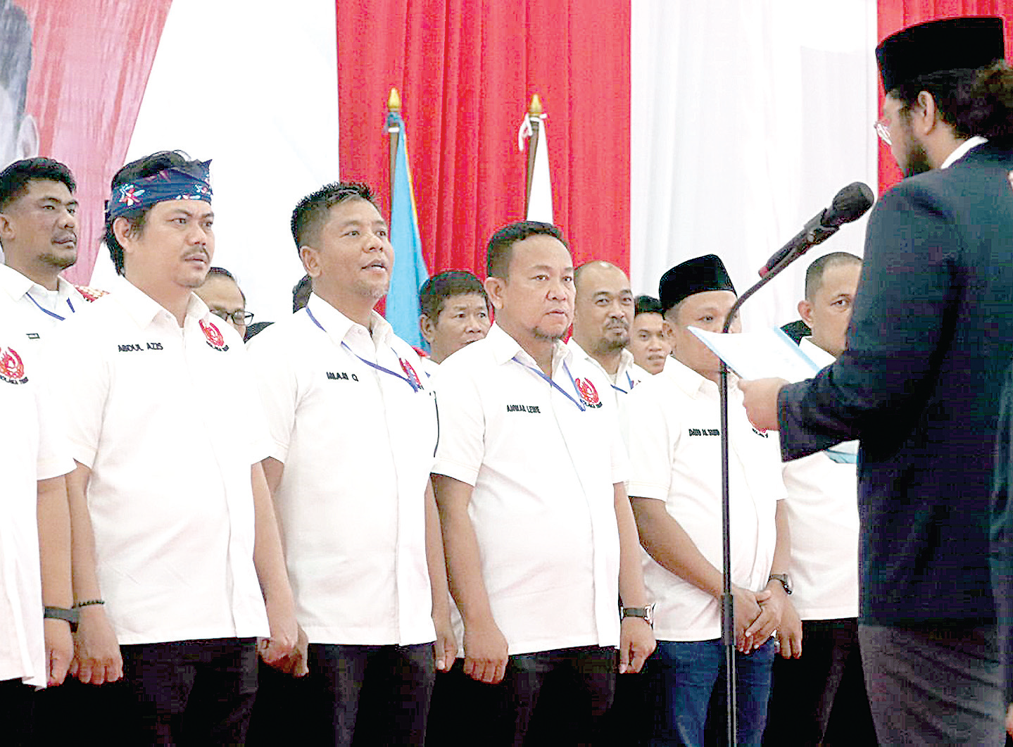 PENGUKUHAN : Ketua KONI Provinsi Sulawesi Tenggara, Alvian Taufan Putra (kanan) ketika melantik para pengurus KONI Koltim yang kini dipimpin Abdul Azis. (DISKOMINFO KOLTIM FOR KENDARI POS)