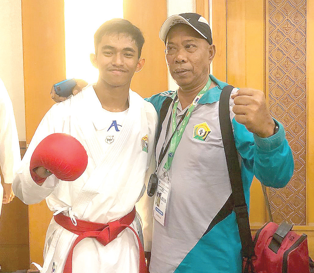 Foto bersama Guru Pembina Samsul Bahri, S.Pd., M.Kes (kanan) dan Muhammad Razak (kiri). (Ewin Endang Sahputri/ Kendari Pos)