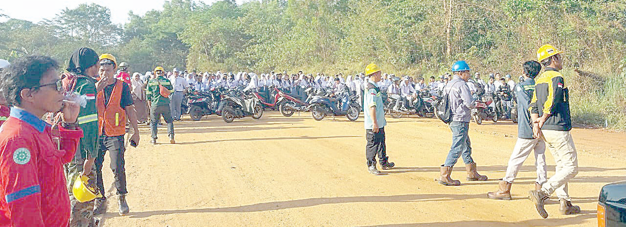 PENCEMARAN UDARA : Suasana pemblokiran jalan yang dilakukan oleh guru dan siswa SMKN 9 Kolaka di Desa Pesouha, kemarin. (ZULFADLY NUR/KENDARI POS)