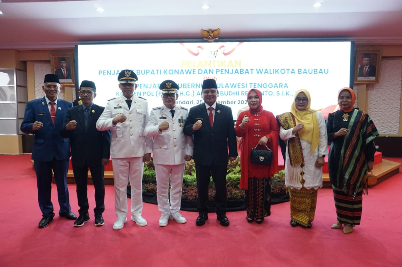 Pj Gubernur Sultra Andap Budhi Revianto (4 dari kanan), Sekda Sultra Asrun Lio (kiri), Wakil Ketua DPRD Sultra Nursalam Lada (2 dari kiri), bersama Pj Wali Kota Baubau Rasman Manafi (3 dari kiri), Pj Bupati Konawe Harmin Ramba (4 dari kiri), usai pelantikan Pj Wali Kota Baubau dan Pj Bupati Konawe, di Aula Merah Putih Rujab Gubernur Sultra, Senin (25/9), kemarin. (MUH. ABDI ASMAUL AMRIN/KENDARI POS)