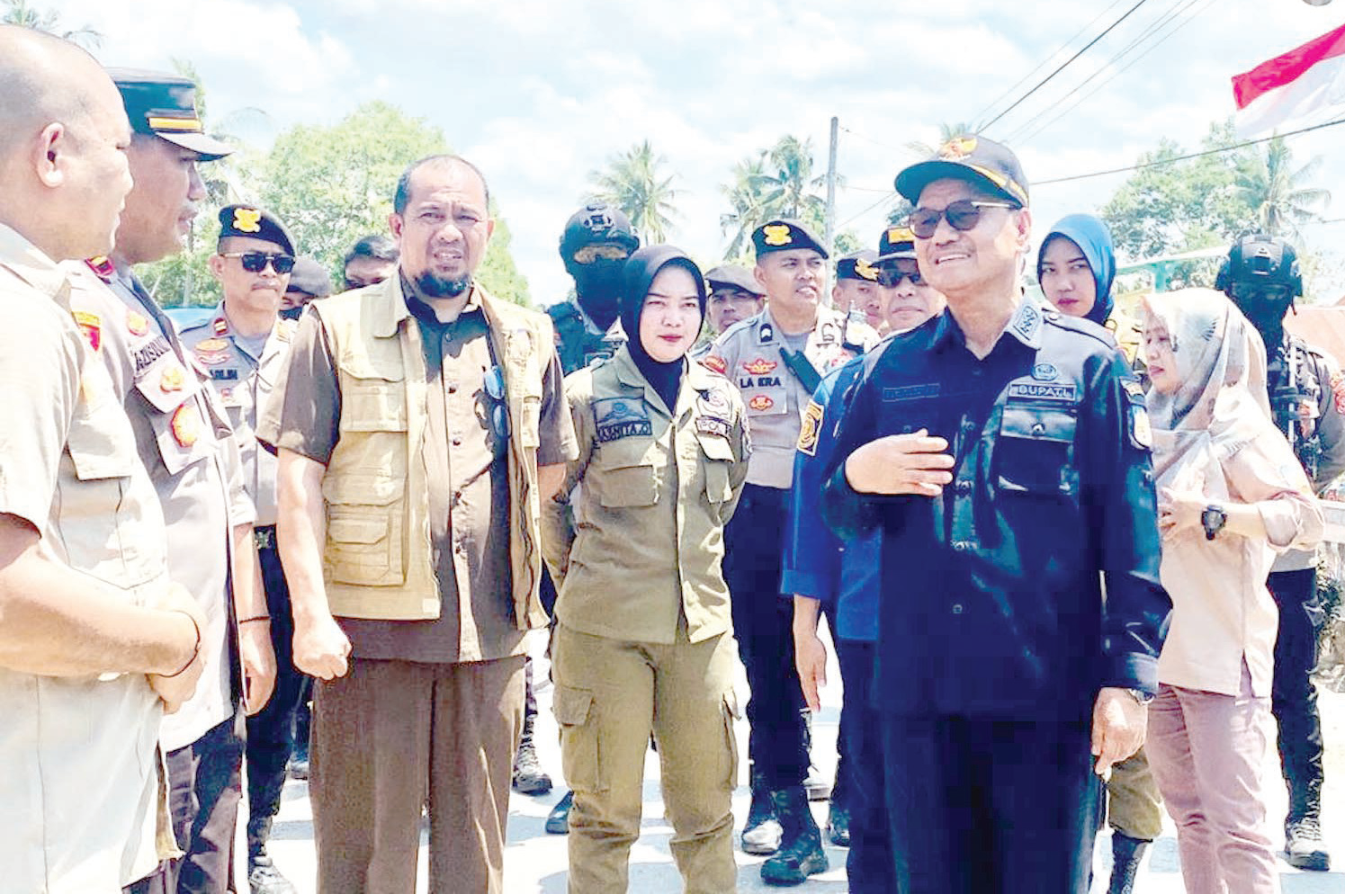 TANPA KENDALA : Bupati Konsel, H. Surunuddin Dangga (kanan) didampingi Kepala DPMD, Annas Mas’ud saat turun langsung memantau kondisi Pilkades serentak. (I NGURAH PANDI SANTOSA/KENDARI POS)