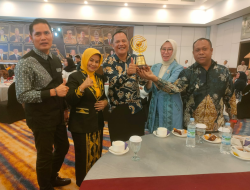 Peduli UMKM, Anton Timbang Raih Kendari Pos Awards 2023