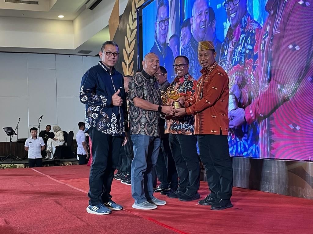 Pj Wali Kota Kendari, Asmawa Tosepu (kanan) menerima penghargaan Sultra Award Kendari Pos 2023 sebagai tokoh perubahan untuk kategori Akselerator Penataan Wajah Kota. Penghargaan tersebut diserahkan Direktur Utama PT Fajar Coorporation Indonesia Suhendro Boroma (tengah) yang didampingi Direktur Kendari Pos Irwan Zainuddin (kiri) di Hotel Claro Kendari, Rabu (27/09/2023).