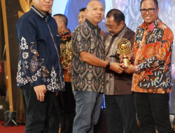 Pj Bupati Bahri Terima Penghargaan Sultra Award Kendari Pos 2023