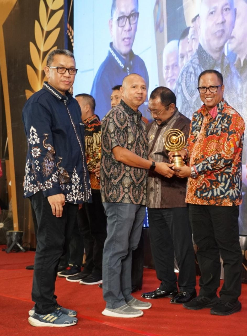 Pj Bupati Mubar, Bahri (kanan) menerima penghargaan yang diberikan oleh Direktur Utama PT. Fajar Coorporation Indonesia, Suhendro Boroma (tengah) didampingi Direktur Kendari Pos, Irwan Zainuddin (kiri) di Hotel Claro, Rabu (27/9/2023).