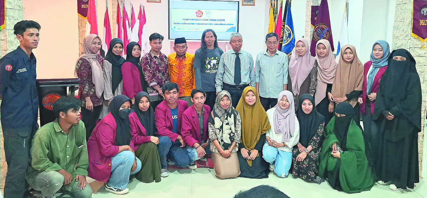 Foto bersama Rektor Unsultra, Prof. Dr. Andi Bahrun (tujuh dari kanan, pakai dasi) dan para pengurus Bank Sampah, usai pelantikan. (EWIN ENDANG SAHPUTRI/KENDARI POS)